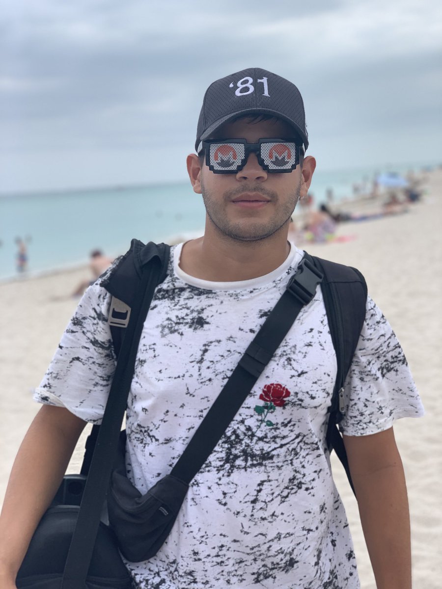 DouglasTuman's tweet photo. This man serves legit pina colada’s and now accepts Monero. @MoneroCom #monerotopia22 #beachchill https://t.co/oCvBVbIlFf