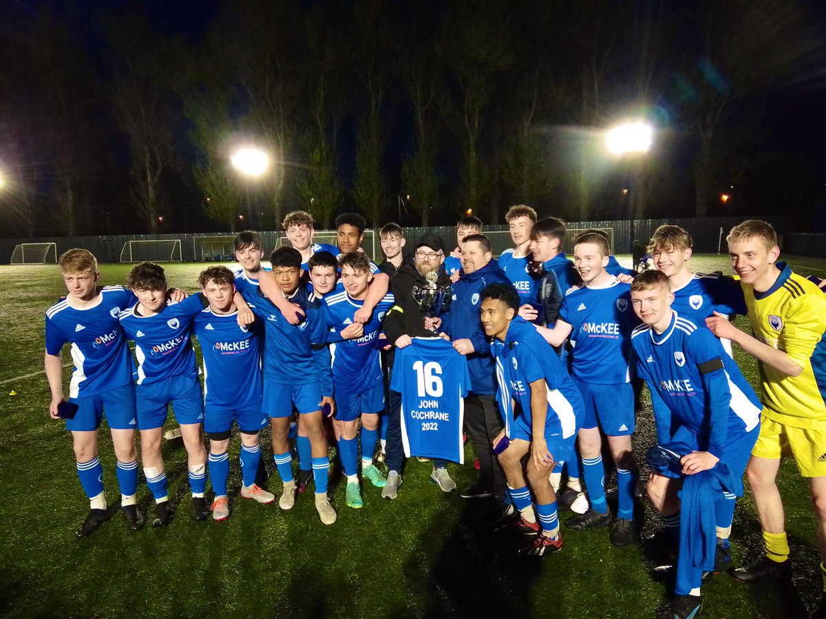 The successful Craigavon City U17 team, complete with current &amp; ex Lismore pupils 🇸🇱, who clinched the Mid Ulster league this evening 🏆

A fitting tribute to John Cochrane 😊⚽️👏🏽 @lismorecomp 

Well done all 🙌🏼