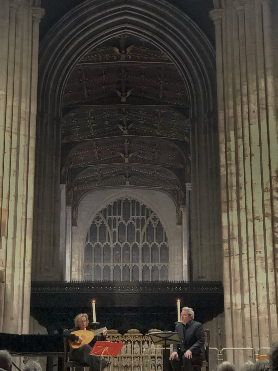 The candles have been lit. @StLaurenceLud envelops us. The audience are silent. @Liz67Kenny @robmuz take us ‘beyond’ with Lute Songs by Candlelight 🕯