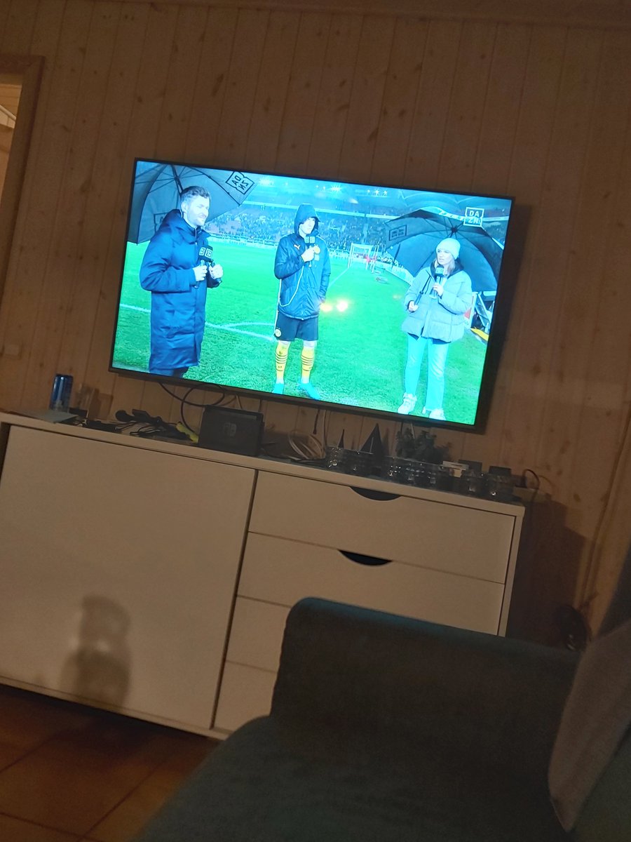 GroeJaZ's tweet photo. 30€ Beitrag, aber keine Kohle für einen Regenschirm für die Spieler?
@DAZN_DE #VfBBVB https://t.co/uOhYVfZq7U