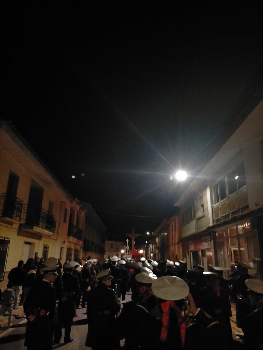 santacruzalm's tweet photo. Discurre el Stmo Cristo del Amor por las calles de #VentasdeZafarraya

Suena "Al Dios del Amor" en los metales de #SantaCruz en esta fría noche de #ViernesdeDolores

#LaMúsicadeAlmería #SSanta22 https://t.co/OMCMVmmcUC