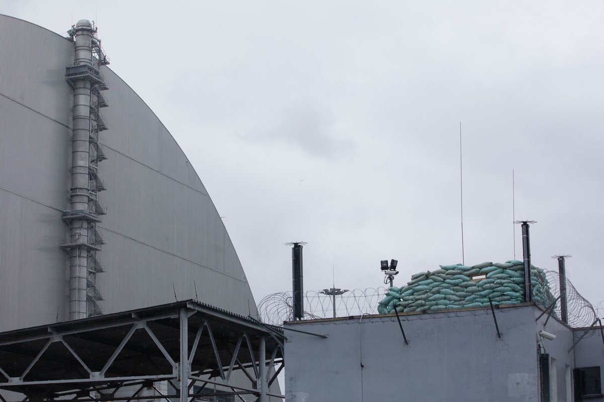 Рашисти встановили блокпости прямо біля саркофагу над четвертим енергоблоком ЧАЕС.  Ніби хтось планував штурмувати саркофаг! Після того як працівники станції пояснили рашистам, що пісок з Рудого лісу радіоактивний, вони тупо покинули свої блокпости.