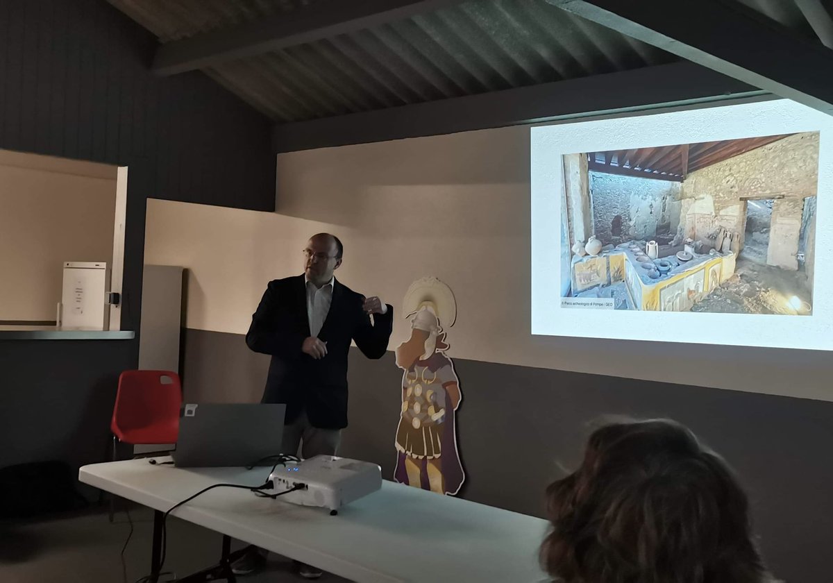LudoMalecot's tweet photo. Et hop, une petite intervention au sujet des arts de la table à l’époque romaine, suivie d’une dégustation #Rauranum #MelloisenPoitou #Rom79 #TeamRomains #FierdetreRomain 
Une pensée pour @DimitriTilloi :) https://t.co/4u75nYbPof