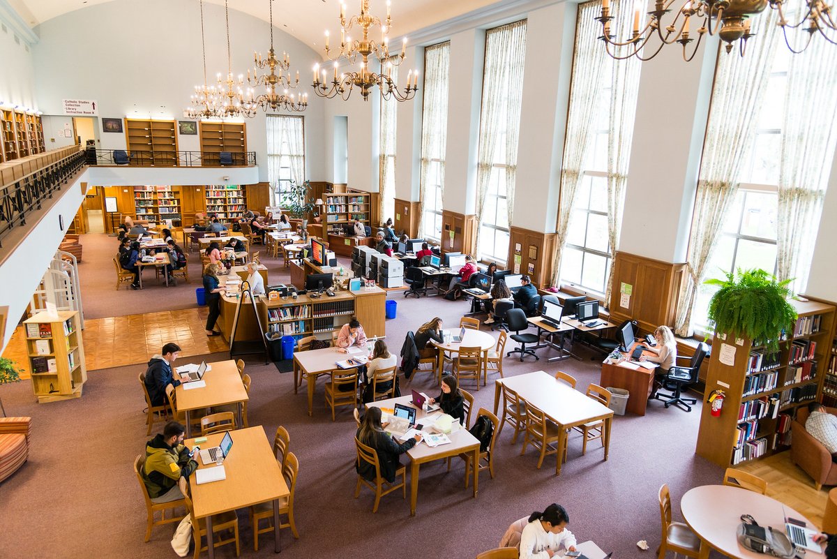 MolloyUNews's tweet photo. National Library Week is almost over, but we couldn’t let this week go by without showing some love to our amazing librarians, library staff, and the entire library department! ❤️ 📚
#MolloyCollege #NationalLibraryWeek #JetLibrary #MolloyLife https://t.co/McA4NOADXi