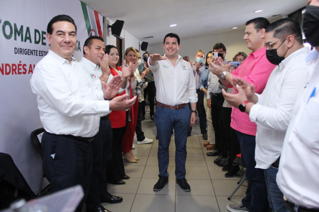 MT_Nacional's tweet photo. Toma Protesta el nuevo Dirigente del #MTSinaloa Lic. Andres Felix Zavala @AndresFelixZa, con la presencia de nuestro lider Nacional @Erubiel_Alonso_.
Seguimos caminando con paso firme por todo el país, haciendo el mejor Movimiento Territorial de todos los tiempos. @alitomorenoc https://t.co/zRcnMaSFli
