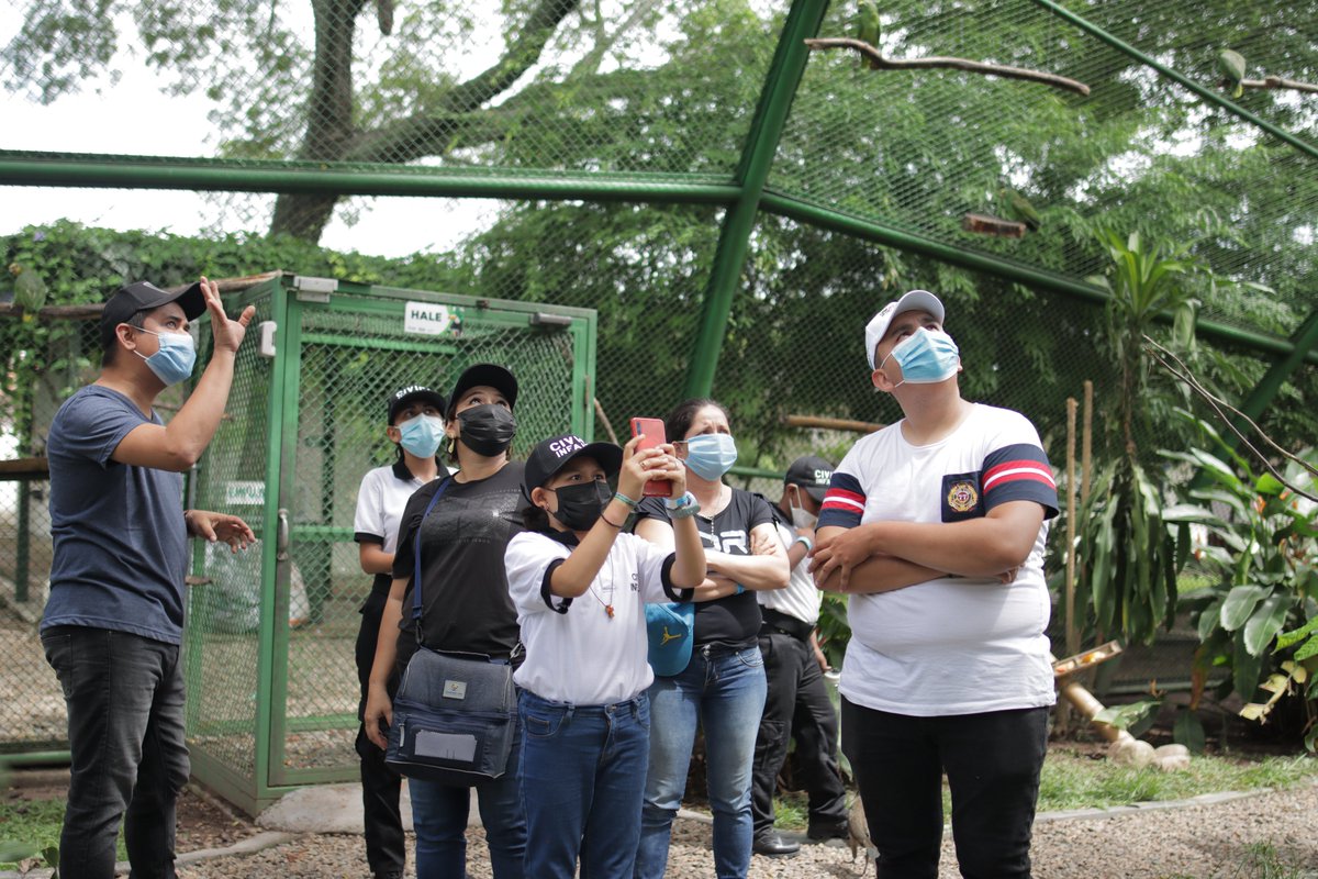 CAMHUILA's tweet photo. Nuestros caminos del Sendero Ambiental #SendiCAM #Neiva 🚶♂️🚶♂️ tuvieron una nueva visita, en esta ocasión los niños y niñas de la Policía Cívica Infantil del DRMI La Tatacoa en #Villavieja, recorrieron y conocieron el más grande centro de Educación Ambiental 📚🐻🌳del departamento. https://t.co/aHmt4yuF85