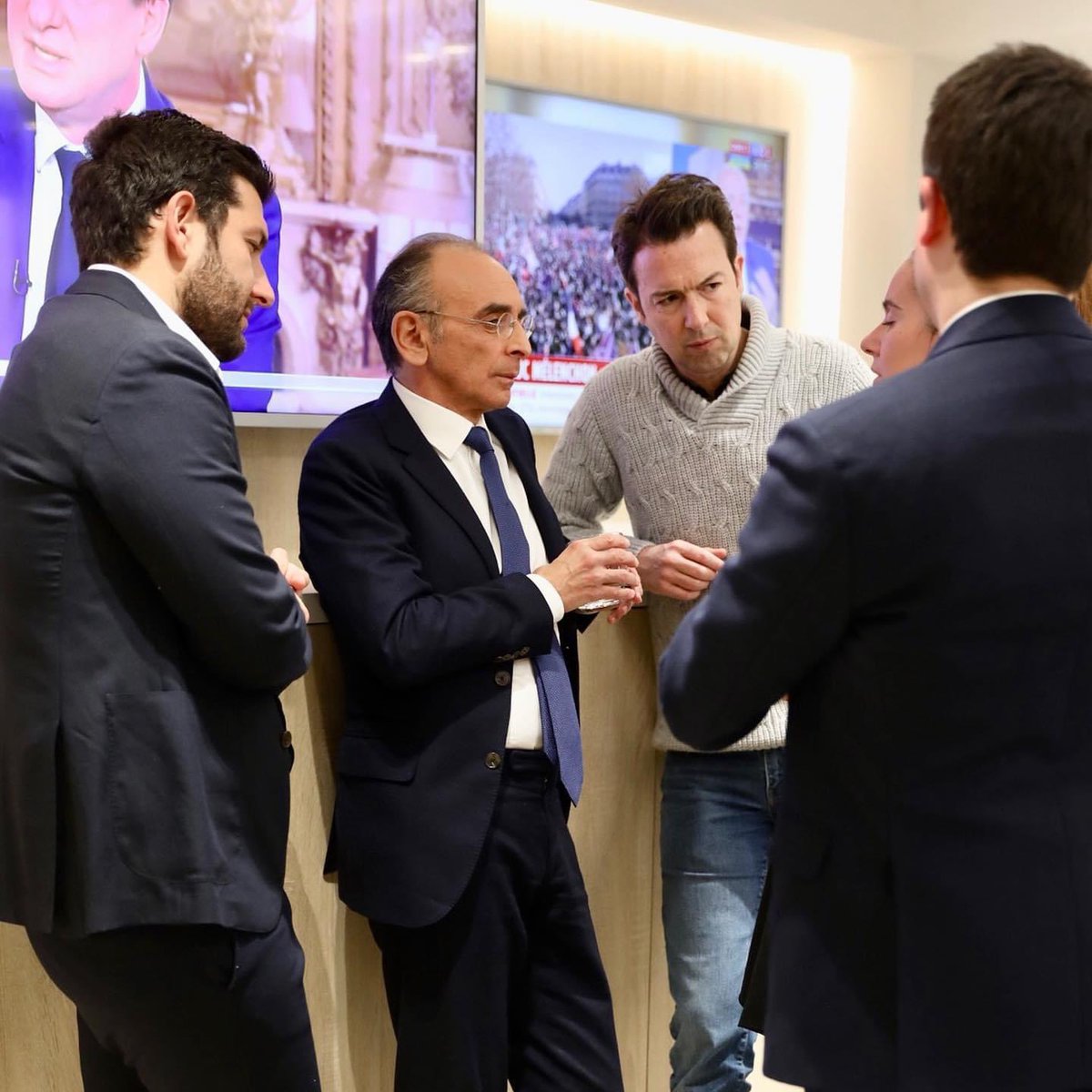 Avec <a href="/ZemmourEric/">Eric Zemmour</a>, ce fut la plus belle des campagnes, la plus jeune, la plus forte, la plus courageuse, la plus fervente !

Et en plus, tout recommence dimanche soir 😉

<a href="/stanislasrig/">Stanislas Rigault</a> <a href="/MarionMarechal/">Marion Maréchal</a> <a href="/NicolasBay_/">Nicolas Bay</a> 

#jevote #JeVoteZemmourLe10avril #Presidentielle2022