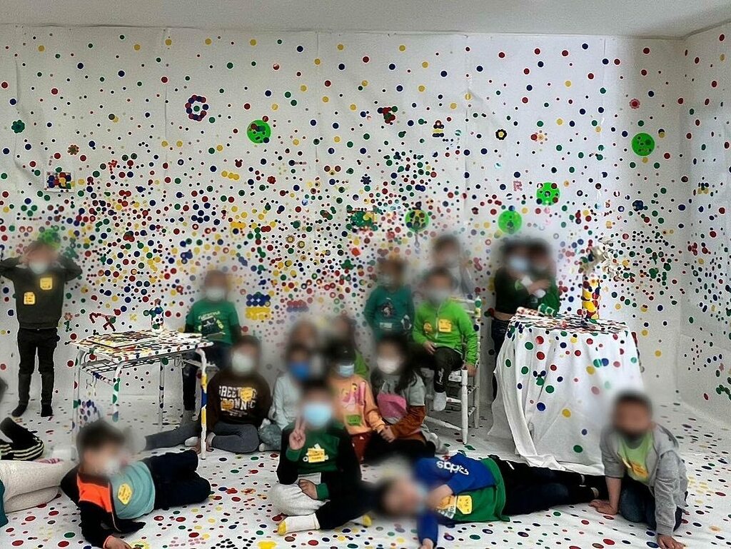 Desde el proyecto #ForoCreativos nos han propuesto esta actividad “Yayoi Kusama’s Obliteration Room” en la que se invita a entrar dentro de la obra de arte, formar parte de ella y transformarla en otra obra diferente. 
#creatividad #yayoikusama 

Conoce … instagr.am/p/CcGpQdCKs1V/