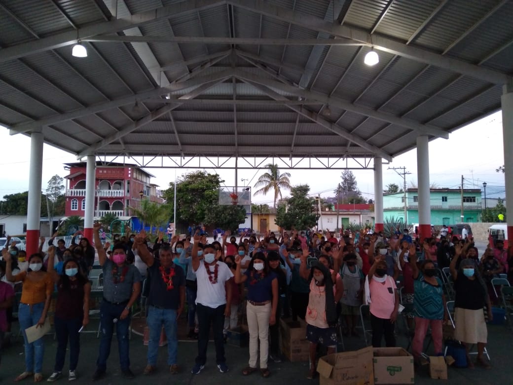 psicluis222's tweet photo. @afodepoac si cumple!!!
A nombre del Ing Mauro Cruz por segunda ocasión, se hizo entrega  en el municipio de #SanAgustinAmatengo del programa de aves de doble propósito; beneficiando a más de 250 familias de la mano con la Presidenta Municipal #IbethJiménezReyez. https://t.co/lyrY4KykIA