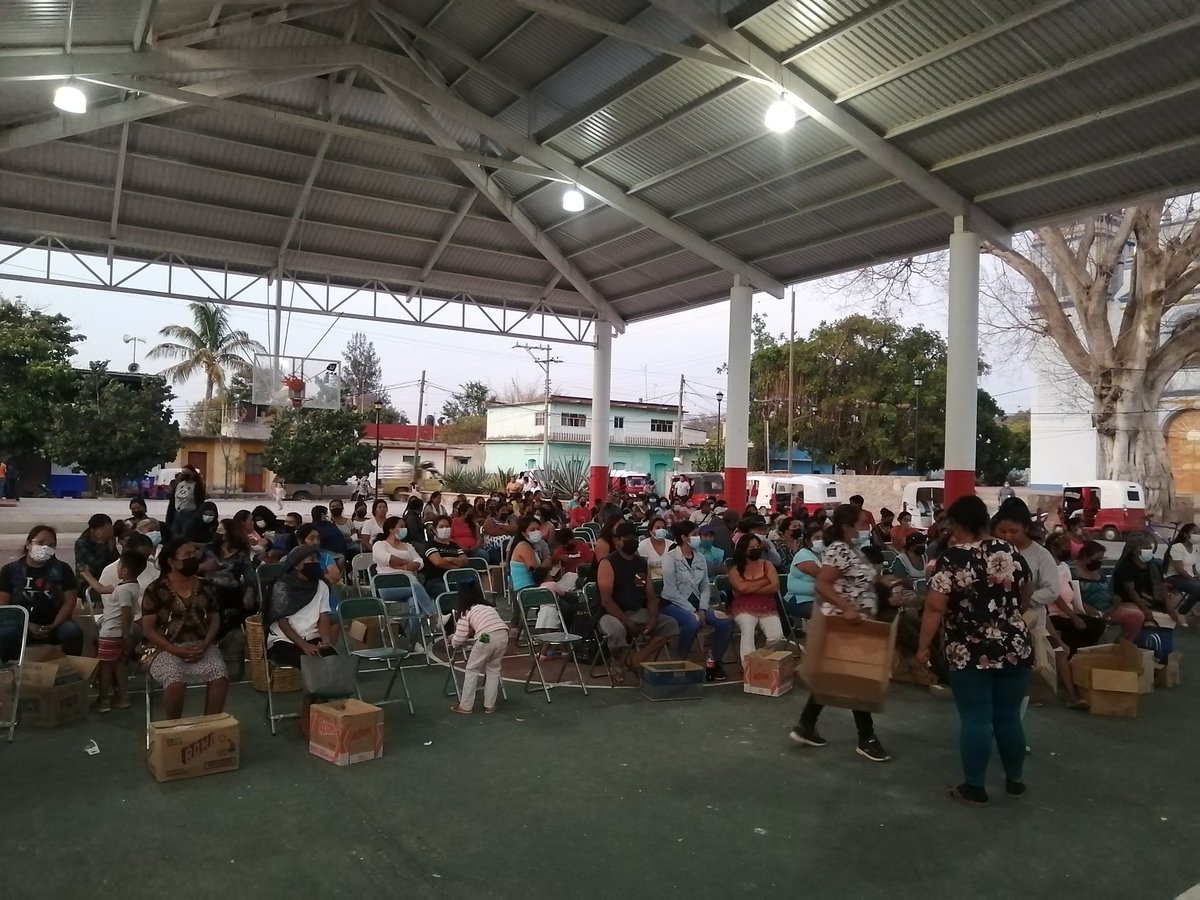 psicluis222's tweet photo. @afodepoac si cumple!!!
A nombre del Ing Mauro Cruz por segunda ocasión, se hizo entrega  en el municipio de #SanAgustinAmatengo del programa de aves de doble propósito; beneficiando a más de 250 familias de la mano con la Presidenta Municipal #IbethJiménezReyez. https://t.co/lyrY4KykIA