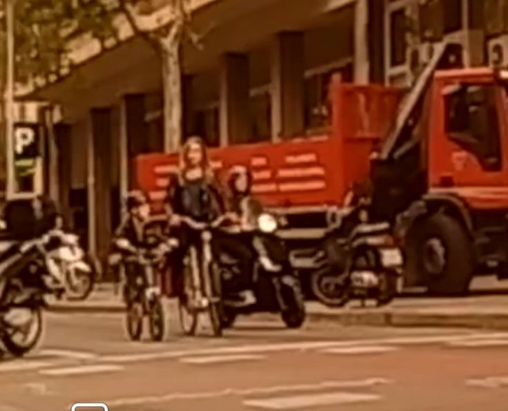 biciclona's tweet photo. Dia 8/04 i Dia 5 de #30DAB #30DEB, 2n #bicivendres d'abril
Aquí el #miniPik petit i servidora tancant el #bicibús fins a l'#EscolaDiputació i patint l'assetjament d'una #motoprisitas q ens ha avançat, gas a fons, d manera il·legal x #carril30
#RespectaLaBici

200€? 6 punts? 🤣🤣 https://t.co/9r45ZzuWBl
