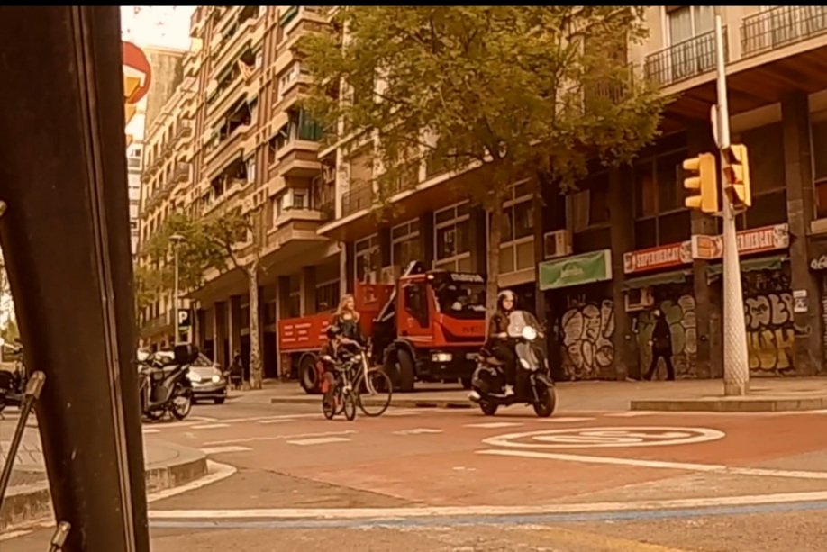 biciclona's tweet photo. Dia 8/04 i Dia 5 de #30DAB #30DEB, 2n #bicivendres d'abril
Aquí el #miniPik petit i servidora tancant el #bicibús fins a l'#EscolaDiputació i patint l'assetjament d'una #motoprisitas q ens ha avançat, gas a fons, d manera il·legal x #carril30
#RespectaLaBici

200€? 6 punts? 🤣🤣 https://t.co/9r45ZzuWBl