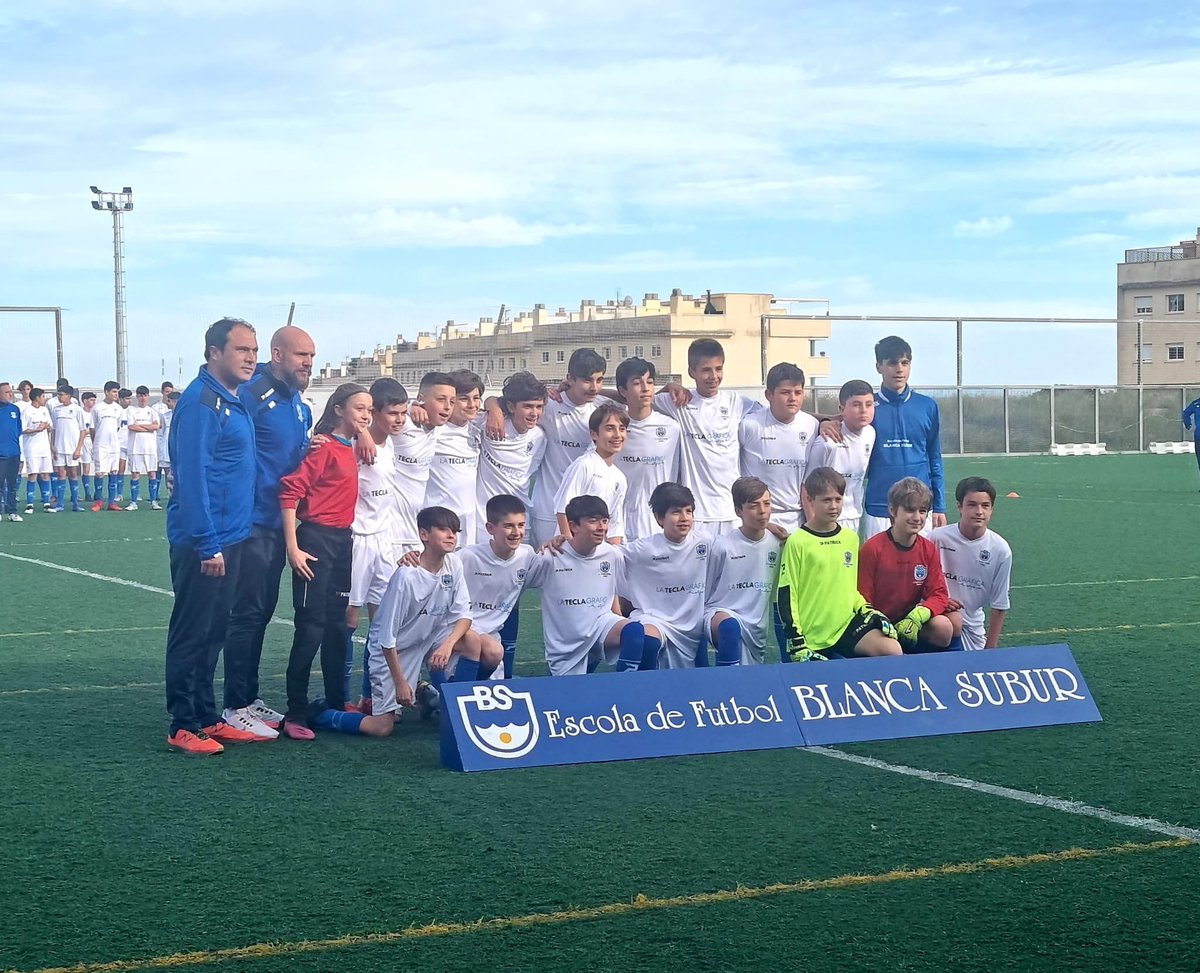 SantiTriguero11's tweet photo. Avui gaudint de la presentació dels equips d’una de les escoles de futbol base referents a Catalunya la @cfblancasub. Grans records del club on vaig jugar des de l’etapa d’aleví fins a juvenil. Ara hi juga el meu fill Santi amb l’Infantil ‘C’ d 1r any.🔝⚽️
#futbolbase #futbolcat https://t.co/IFcQdnbkPh