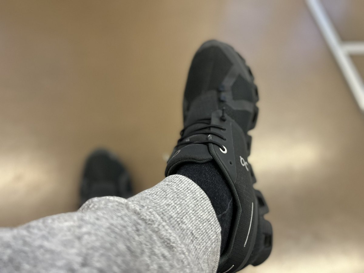 charley18230847's tweet photo. 今日は久しぶりのロング走
5月4日の橘湾岸スーパーマラニックに向けて、今さらトレーニング(笑)

集合場所までモノレール
移動時はcloud Waterproof^ ^

#OnFriends
#cloudWaterproof
#北九州モノレール https://t.co/desctDEqxY