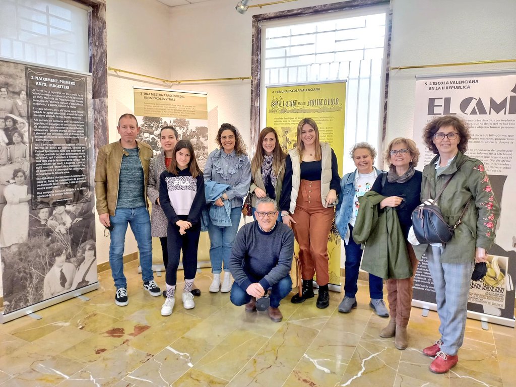 terresvinalopo's tweet photo. "L'escola és la nostra casa". Il•lusió i compromís mobilitzen la comunitat educativa de #laRomana. 

Expo "Empar Navarro i Giner: arrels de l'escola valenciana" i taula d'experiències amb mestres del territori per a fer memòria i avaluar l'estat de l'ensenyament en valencià. https://t.co/6w0ykvAoSd