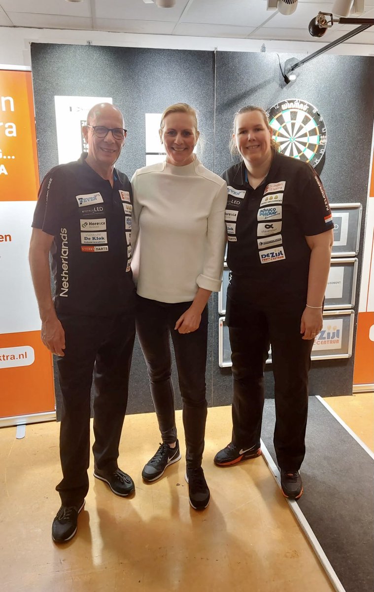 Hoe gaaf samen @Rilana180 en <a href="/costompe/">Co Stompé</a> een avondje darten in <a href="/GemeenteLeiden/">Gemeente Leiden</a> #openleidendarts2022 <a href="/Topsportleiden/">Topsport Leiden</a>