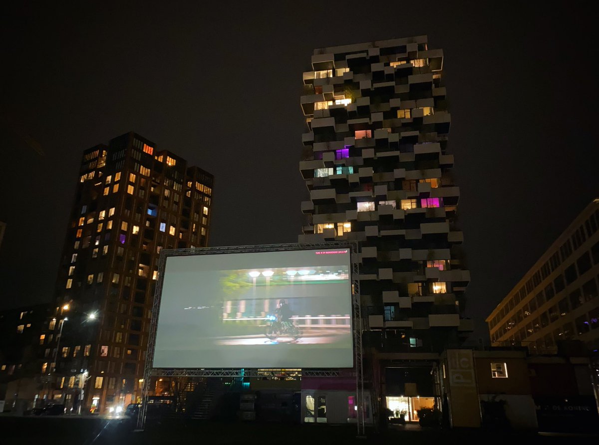 MerelMorre's tweet photo. Eindhoven presenteerde een interactieve drive-in bios vanavond: #Baklap. En ik zag tijdens een heuse achtervolgingsscène ook nog 1 seconde ‘ik stond op voor dag en jou’ op het Dommeltunneltje voorbijkomen. https://t.co/3zBbrDY8E8