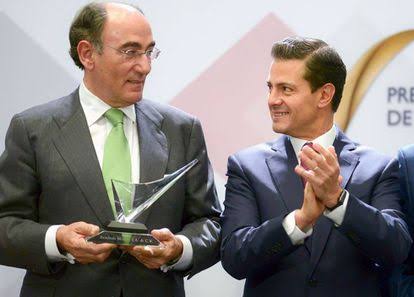 juliodelahuerta's tweet photo. La reforma energética de Peña Nieto fue redactada en España, Inglaterra y Estados Unidos, hasta Hillary Clinton le metió mano.
A ese grado de entregismo llegaron los gobiernos de Fox, de Calderón y de Peña.

En la foto Peña Nieto con Ignacio Sánchez Galán, CEO de Iberdrola. https://t.co/BEt4csRdkA