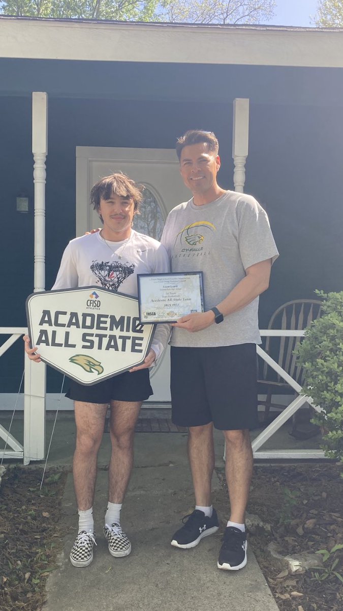 leslienroo's tweet photo. So proud of Liam! What a fantastic opportunity and an amazing season! Thank you, Coach! #cyfallshoops #CFISDscholarathlete @cfisdathletics https://t.co/jjFt4B5Ljh