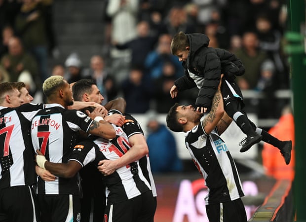 toonarmy_com's tweet image. Bruno celebrating with a young ball boy during the celebrations of Chris Wood's goal 👏🖤