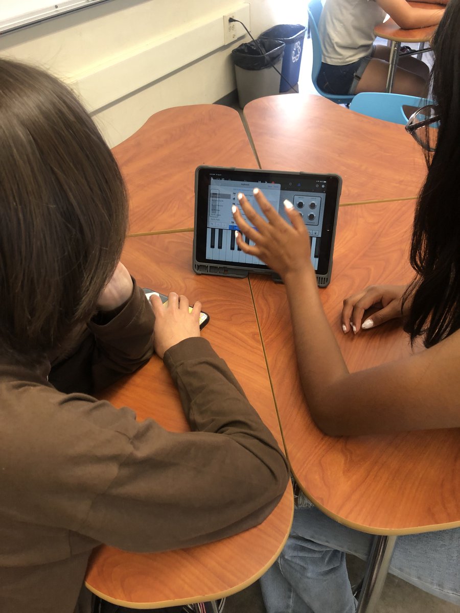 DomeniciMs's tweet photo. 8th graders are using their knowledge of sound wave characteristics and the perception of sound to create a movie sound track 

Special thanks to @RuizDavid2014 for the Garageband crash course!

@VIDASHARKS https://t.co/XATwTCPlhu