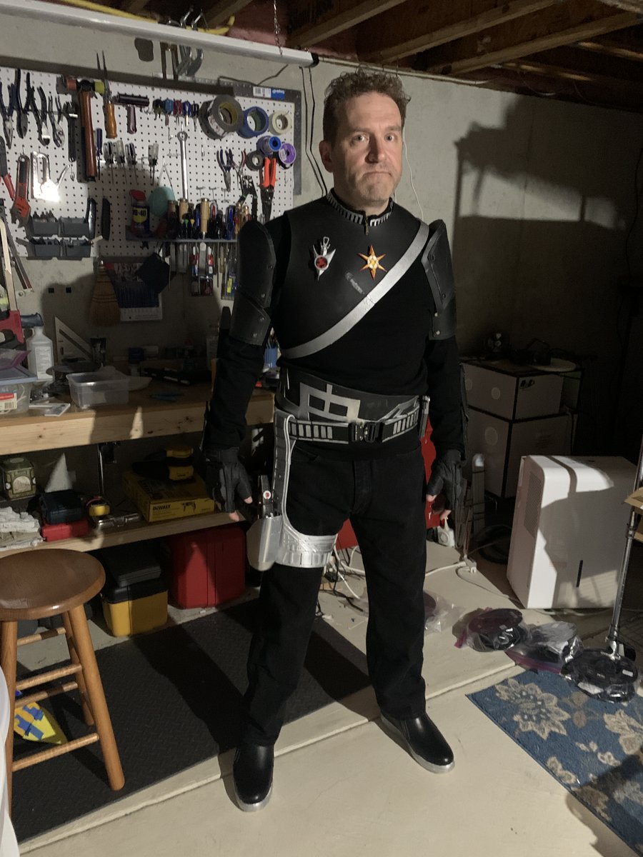 SkekTek's tweet photo. Trying to figure out how to lug a bag full of comics plus a poster tube around a convention while wearing Terran Empire garb. #NoPockets. 🤔 https://t.co/7Mqj8kP21A