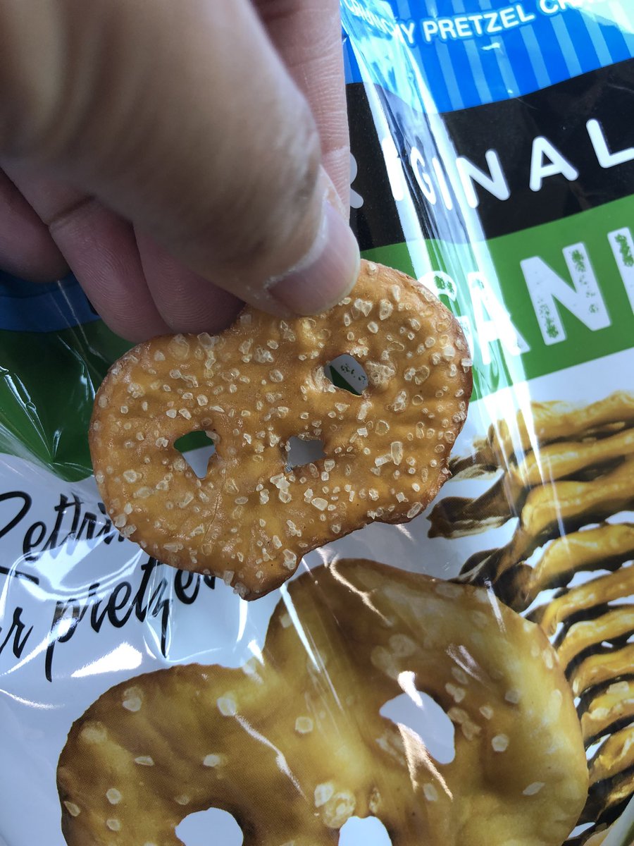 ogami's tweet photo. What the heck’ll  @PretzelCrisps my bag has an OVERLOAD of salt. They are UN-eatable 🤮 https://t.co/0HNcMKp1lh