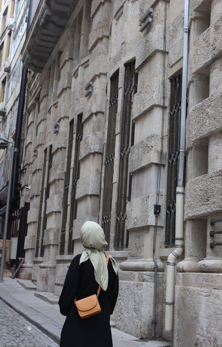 "Herkesin putu kendine şirin, herkes başkasının putuna İbrahim."