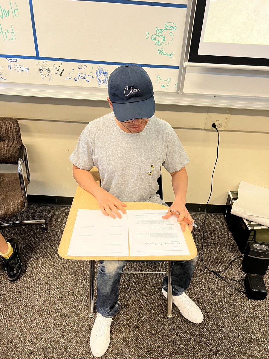 wachie's tweet photo. Hey everyone my Econ teacher said he would pay for half the Lego Colosseum if this got to 3000 likes. #LetsMakeItHappen #PleaseHelp feel free to retweet as well❤️‍🔥 https://t.co/RLj1tNFiio