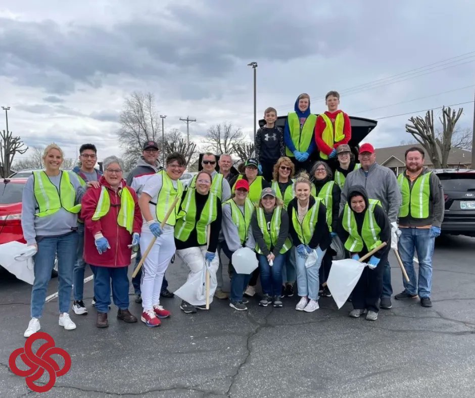 GrandSavBank's tweet photo. Our Grove team working to keep our adopted one-mile stretch of Broadway Street looking GRAND! #GroveOK #NEOk #LifeisGrand https://t.co/n6UxkMDX4i
