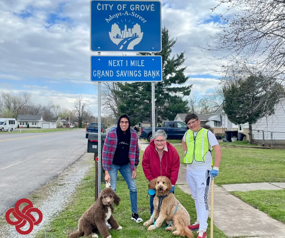 GrandSavBank's tweet photo. Our Grove team working to keep our adopted one-mile stretch of Broadway Street looking GRAND! #GroveOK #NEOk #LifeisGrand https://t.co/n6UxkMDX4i