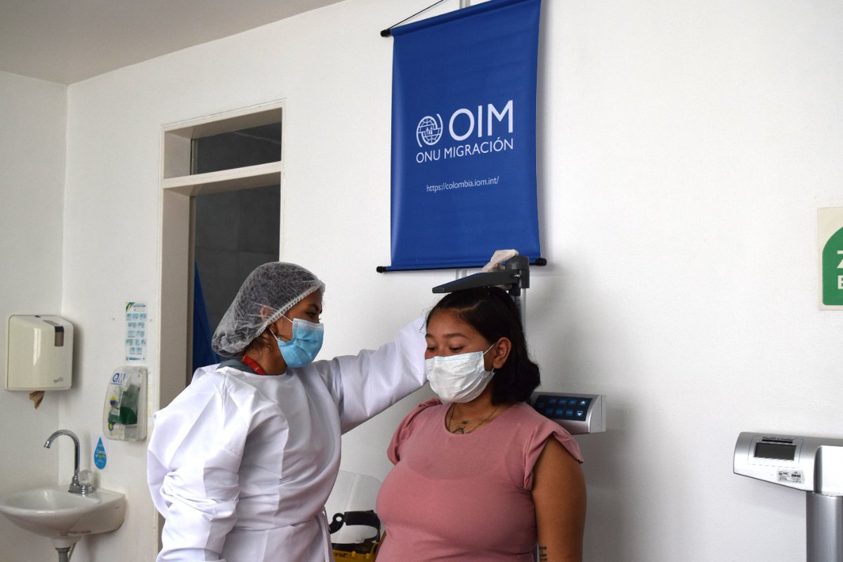 SubRedCentroOri's tweet photo. Wleidimar escucha el corazón de su bebé de 7 meses en su control prenatal en el Centro de Salud Los Alpes, gracias al apoyo de @OIMColombia @StatePRM https://t.co/zBUh0xSB25