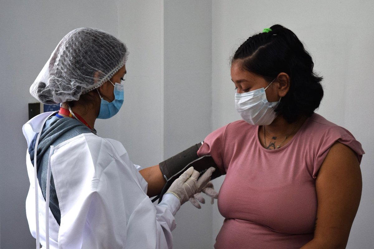 SubRedCentroOri's tweet photo. Wleidimar escucha el corazón de su bebé de 7 meses en su control prenatal en el Centro de Salud Los Alpes, gracias al apoyo de @OIMColombia @StatePRM https://t.co/zBUh0xSB25
