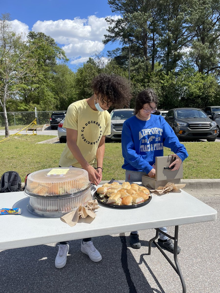 CoachHutchins22's tweet photo. Airport distance team worked hard at food fest today #eagles #hardwork #BetterTogether #food @iamivan2x @avary_reason @JKAJ27 @AHS_Stu_Gov @AHS_Leads @AirportAthDept https://t.co/5q5fgRNXaW