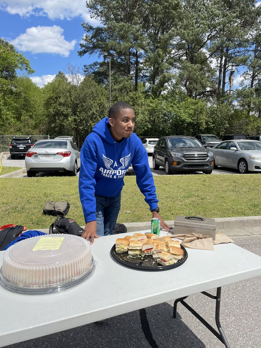 CoachHutchins22's tweet photo. Airport distance team worked hard at food fest today #eagles #hardwork #BetterTogether #food @iamivan2x @avary_reason @JKAJ27 @AHS_Stu_Gov @AHS_Leads @AirportAthDept https://t.co/5q5fgRNXaW
