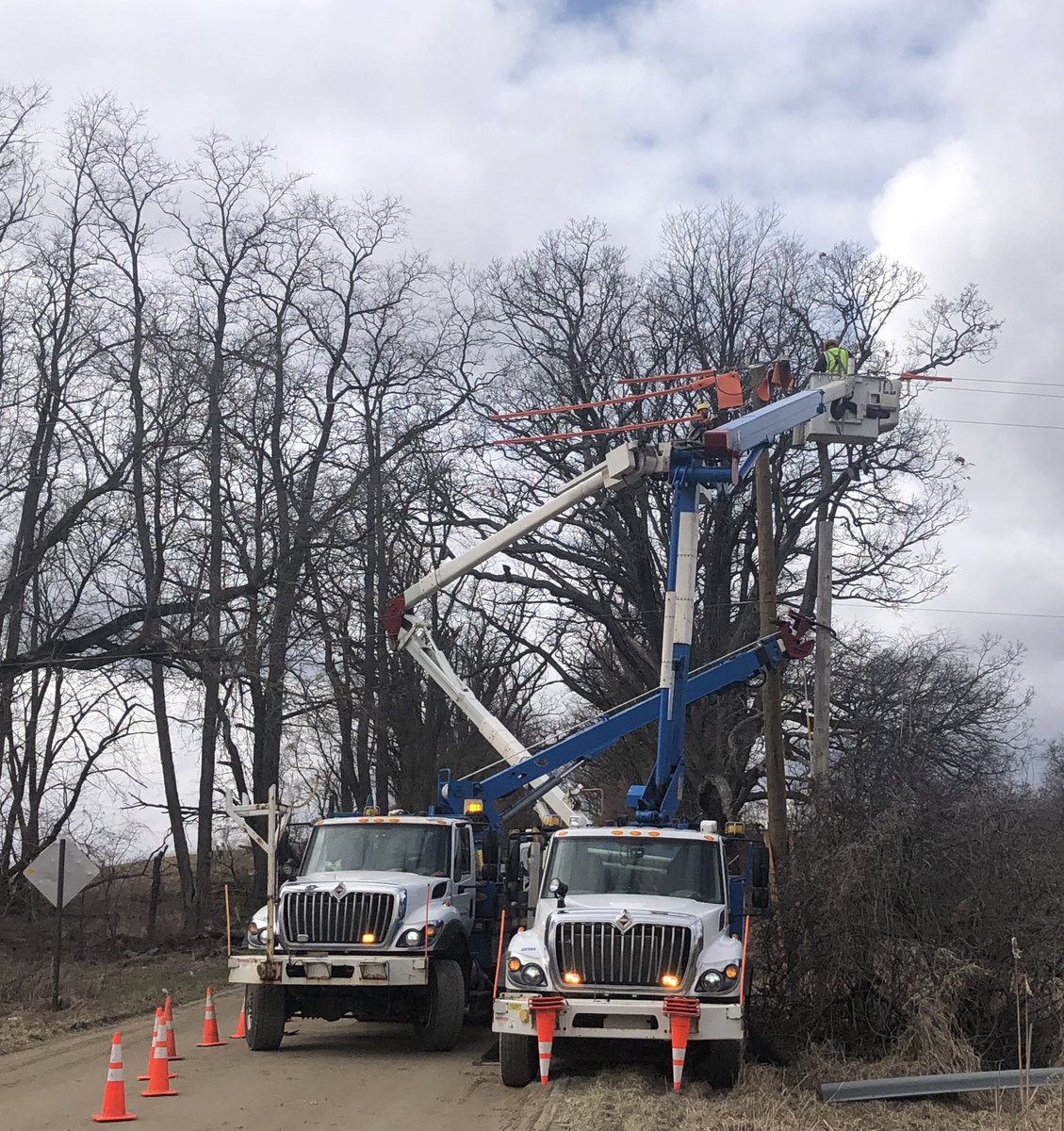 DanScripps's tweet photo. Good day in the field seeing some of the ways @ConsumersEnergy is working to boost reliability and reduce outages. The @MichiganPSC remains focused on improving the reliability of our distribution grid, and I appreciate the opportunity to get a closer look at efforts underway. https://t.co/L7kONqJ2ne