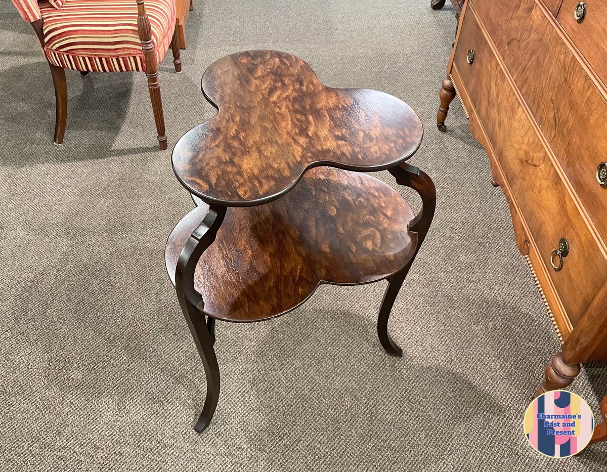 charmainesVic's tweet photo. This two tiered table with its curved legs and unique shape would make a marvelous accent for beside an armchair or in a hallway!
See more on our website: 
https://t.co/AJNUnsqleU

#vintagesidetable #clovershapetable #shoplocalyyj #victoriabc #yyjvintage #charmaines https://t.co/Hu8gYZuvGL