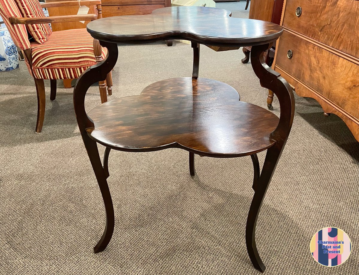charmainesVic's tweet photo. This two tiered table with its curved legs and unique shape would make a marvelous accent for beside an armchair or in a hallway!
See more on our website: 
https://t.co/AJNUnsqleU

#vintagesidetable #clovershapetable #shoplocalyyj #victoriabc #yyjvintage #charmaines https://t.co/Hu8gYZuvGL