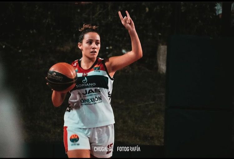 Le damos la bienvenida al plantel mayor del Femenino a Camila Fernández!
Alera, 1.70, 18 años,. Bienvenida Camila! 
#vamoslaspibas ⛹🏻‍♀️
📸 <a href="/CHugaldeF/">CHugaldeFotografia</a>