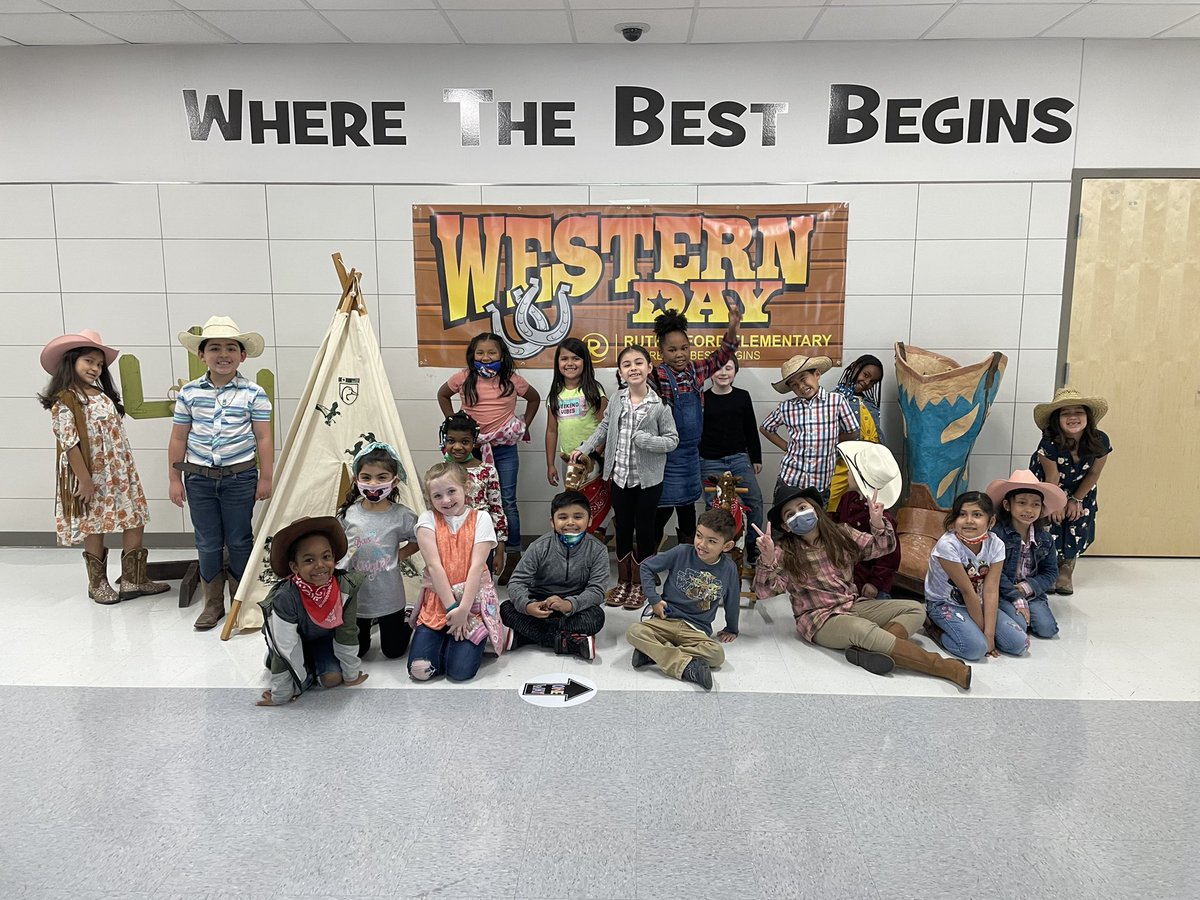 KayleaLong's tweet photo. Western day with my favorite cowboys and cowgirls 🐴🤠 #ruthes https://t.co/H9wspnJvFW