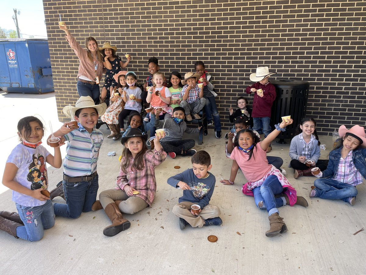KayleaLong's tweet photo. Western day with my favorite cowboys and cowgirls 🐴🤠 #ruthes https://t.co/H9wspnJvFW