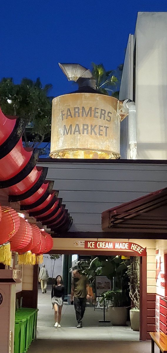 Farmers Market is a popular tourist destination but also one of my favorite places in Los Angeles since it has a little something for everyone. 

#farmersmarket