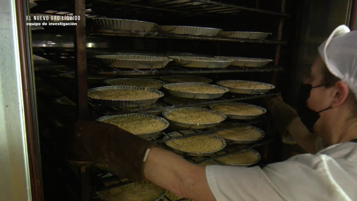 EqInvestigacion's tweet photo. En esta fábrica elaboran 5.000 tartas al día. La margarina y el aceite de palma se plantean como posibles sustitutos al aceite de girasol.
#EquipoGirasol https://t.co/Zc4rjuPsWR