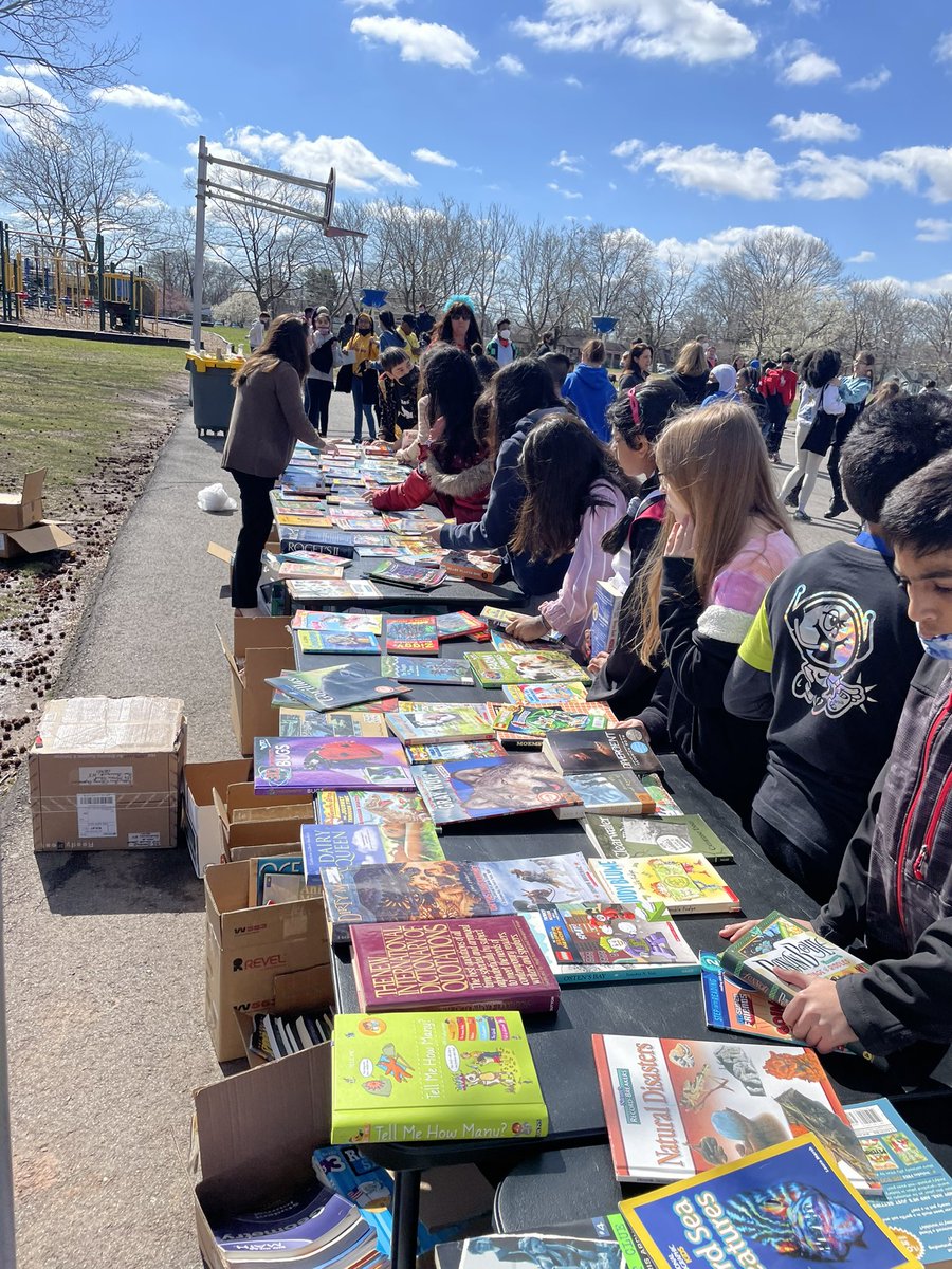 PrincipalArbor's tweet photo. Arbor students had a fun-filled day celebrating reading and learning. They danced, did trivia, chose free books to take home and listened to speaker @BradButlerII discuss the importance of reading and learning. Thanks to Hidden Gems Literary Emporium for their donation! https://t.co/iHqjKrhToz