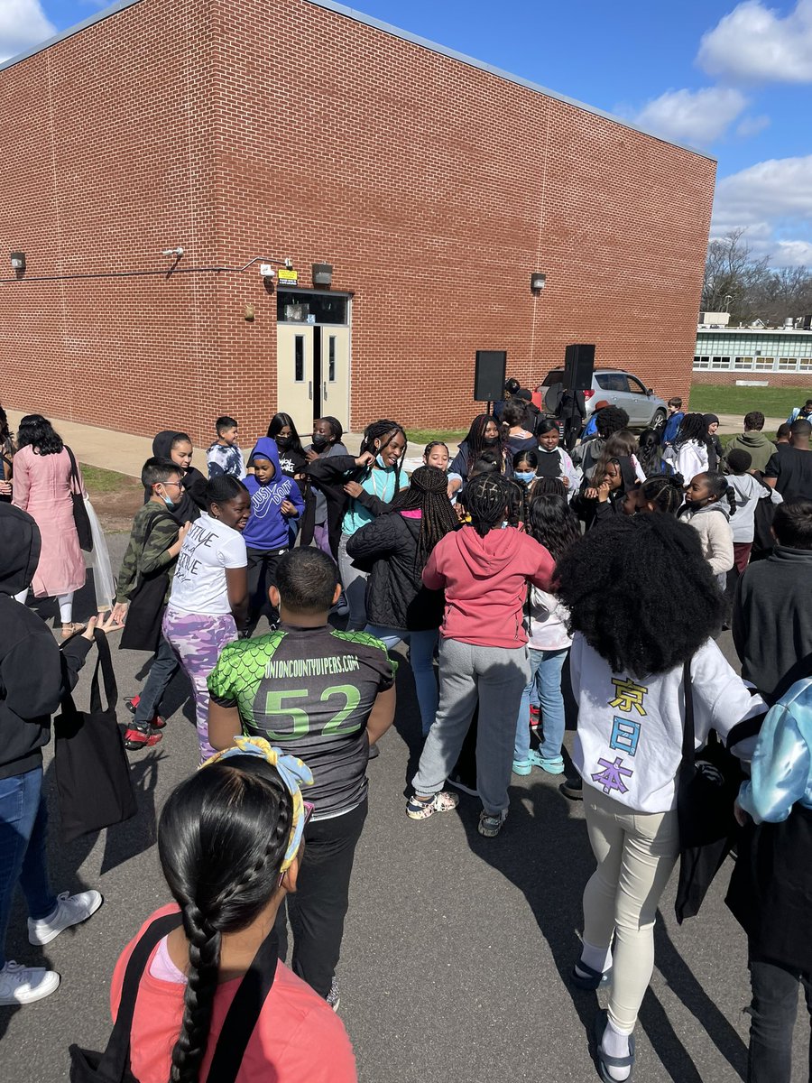 PrincipalArbor's tweet photo. Arbor students had a fun-filled day celebrating reading and learning. They danced, did trivia, chose free books to take home and listened to speaker @BradButlerII discuss the importance of reading and learning. Thanks to Hidden Gems Literary Emporium for their donation! https://t.co/iHqjKrhToz