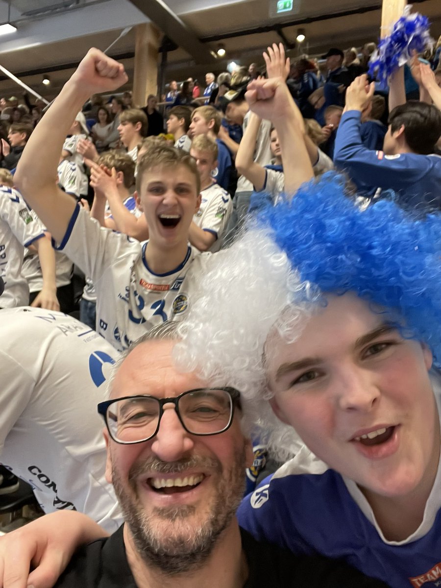 JHallbck's tweet photo. Gött jobb gubbs 🐝🐝❤️❤️
Stolt över våra killar 💪🏻
Lite smartare och lite skarpare än AMO

@HKAranas flyger vidare i @Handbollsligan även 2022/2023🐝🐝

Experterna hade fel även detta året ⭐️ https://t.co/WOErt4PCBQ