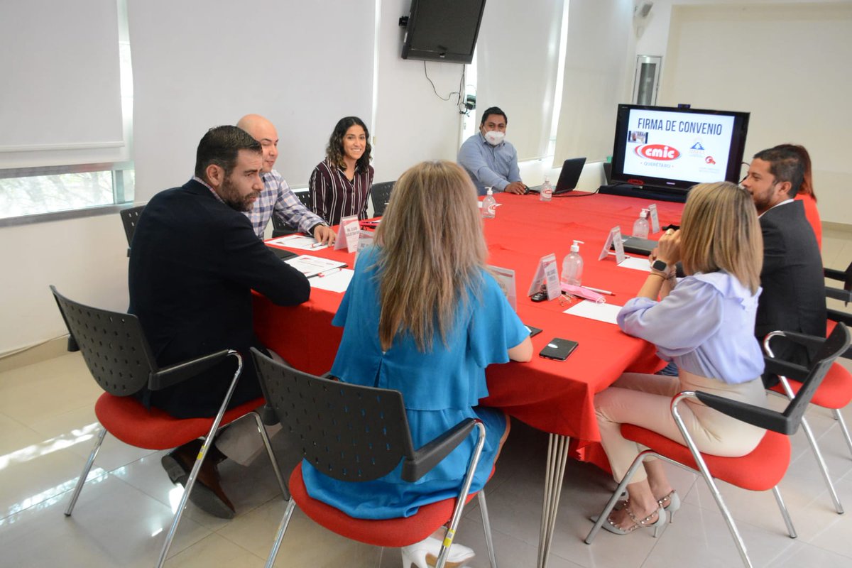 QroCMIC's tweet photo. Firma de convenio de colaboración de la #CMICQuerétaro y el #IMELI por nuestro presidente @oscarhale, Carlos Jalife Daher y Amada Odette Murillo para promover el #emprendimiento e impulsar la creación de #negociosinnovadores https://t.co/gTQWg5aa6X