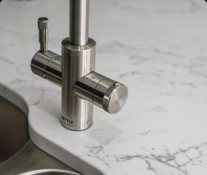 Permatechme's tweet image. Safe, yet intuitive, QETTLE boiling water taps couldn't be easier to use. 100°C boiling water or cold filtered water is dispensed by using the round handle. #boilingtap #Dubai #kitchentap