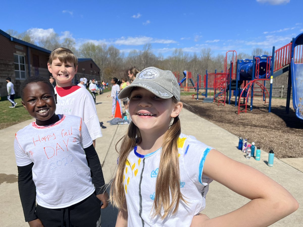 Mrs_Pope_132's tweet photo. Field Day Fun! 😎 #ashlandsoar https://t.co/EmyMAj13Zr
