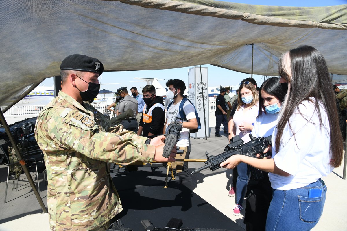 Ejercito_Chile's tweet image. No pudiste ir a #FIDAE2022, no te preocupes, aquí te dejamos la galería fotográfica para que puedas conocer los stands de nuestro #EjércitoDeChile. Fotos aquí 📷 bit.ly/3KtVwwE